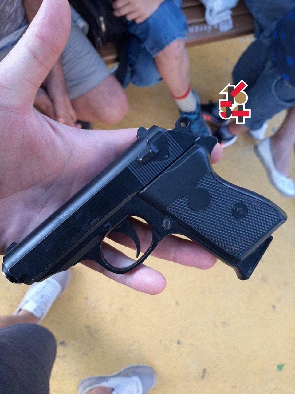 Пистолет, из которого стрелял школьник. dqxikeidqxidqrant