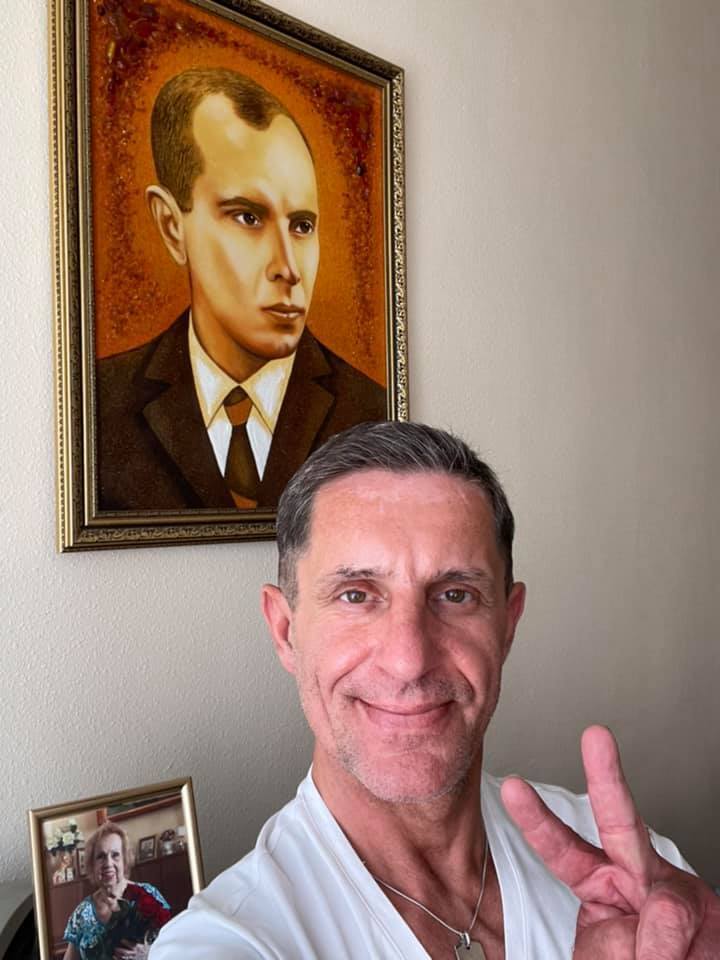 Шкиряк сопроводил пост об увольнении фото с портретом Бандеры. dqxikeidqxidqrant