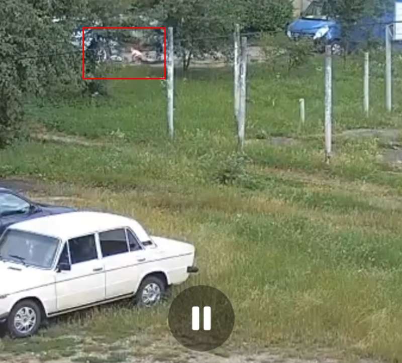 После столкновения водитель бросилась к пострадавшему.