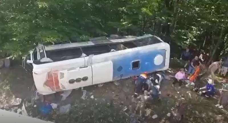 Автобус слетел с дороги. dqxikeidqxidqeant