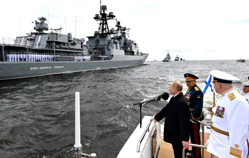 Путин на параде. dqxikeidqxidqrant