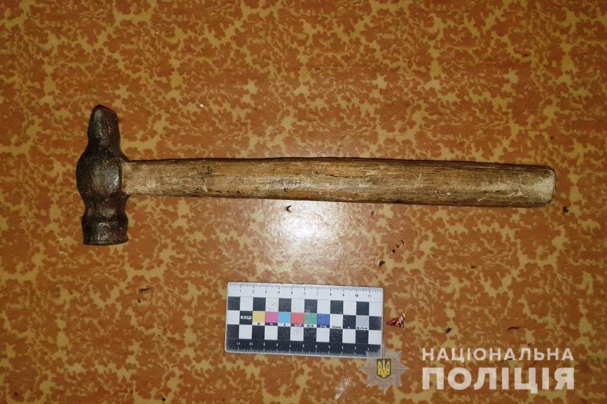 Мужчина разбил витрину молотком. dqxikeidqxidqrant