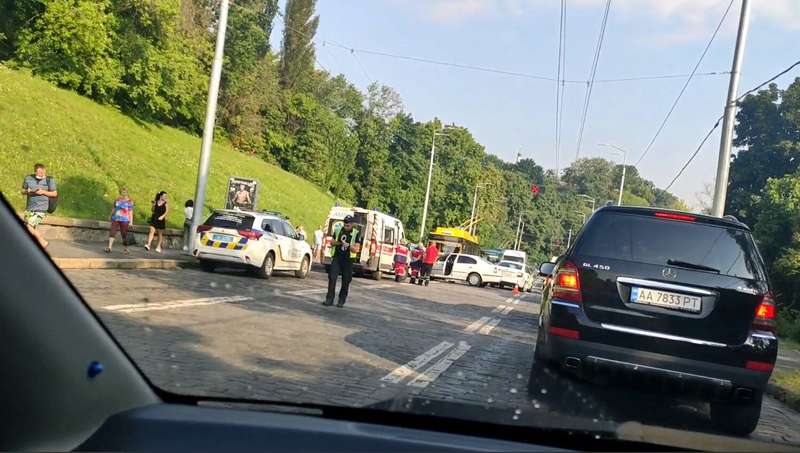 На месте происшествия медики и полиция.