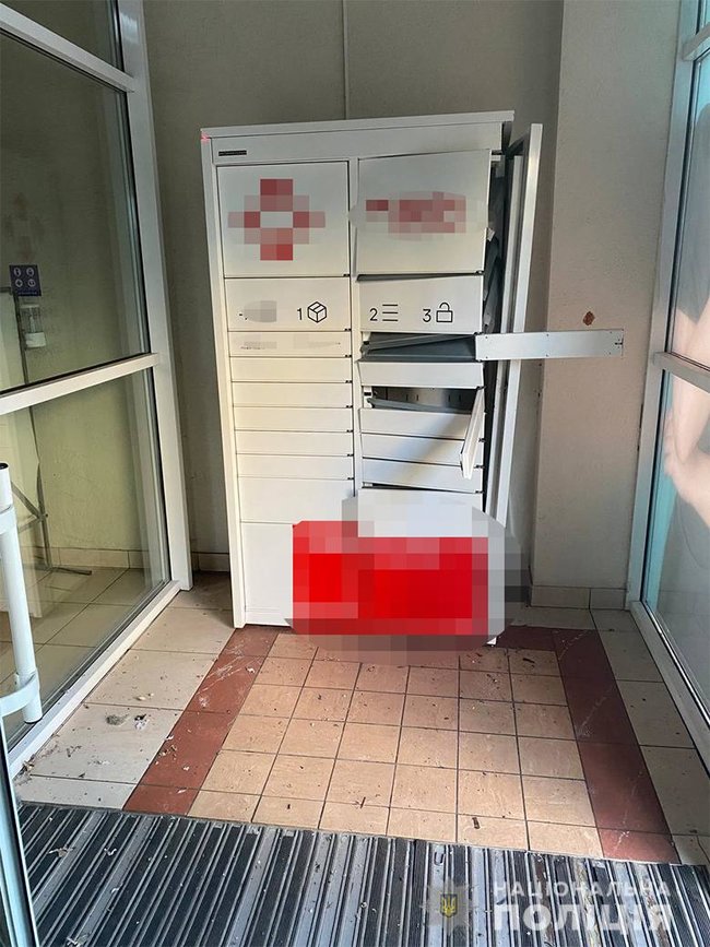 На Оболони в Киеве взорвался почтомат: взрывчатка находилась в одном из ящиков 01 dqxikeidqxidqrant