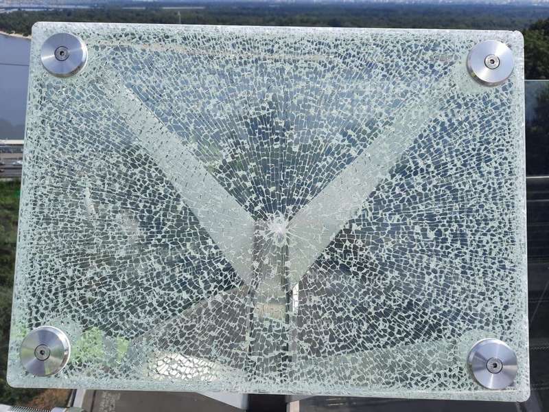 разбитое стекло dqxikeidqxidqrant