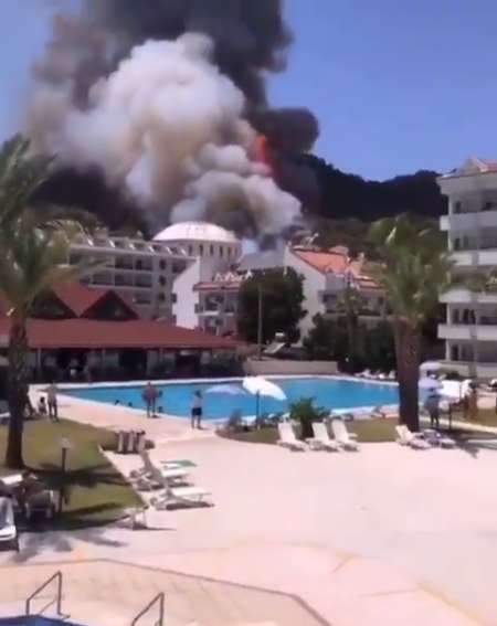 Пожар подобрался к отелю в Мармарисе.