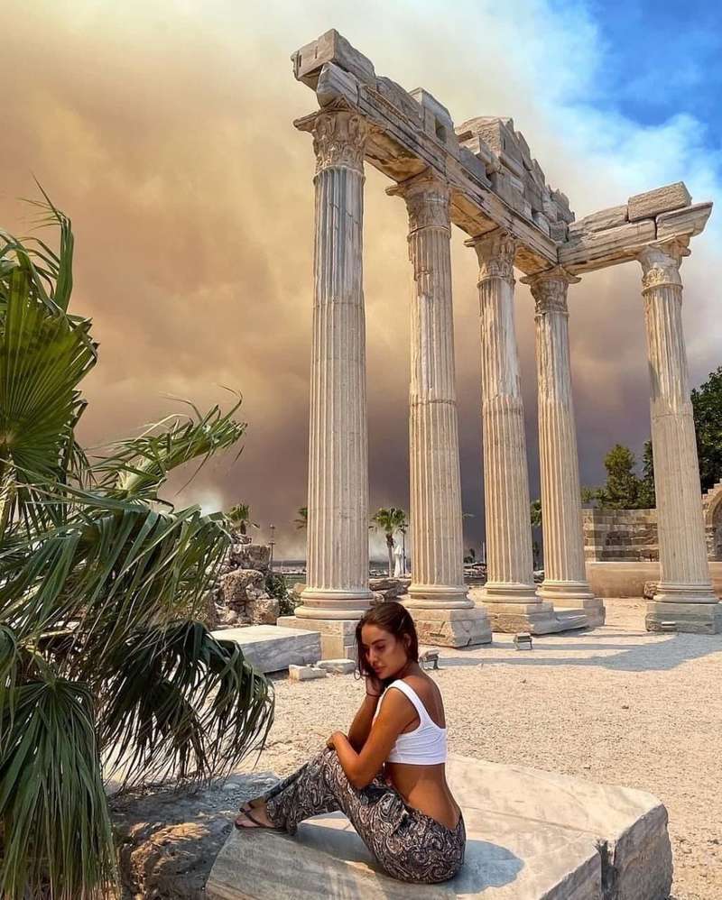 Девушка показала фото на фоне густого дыма.