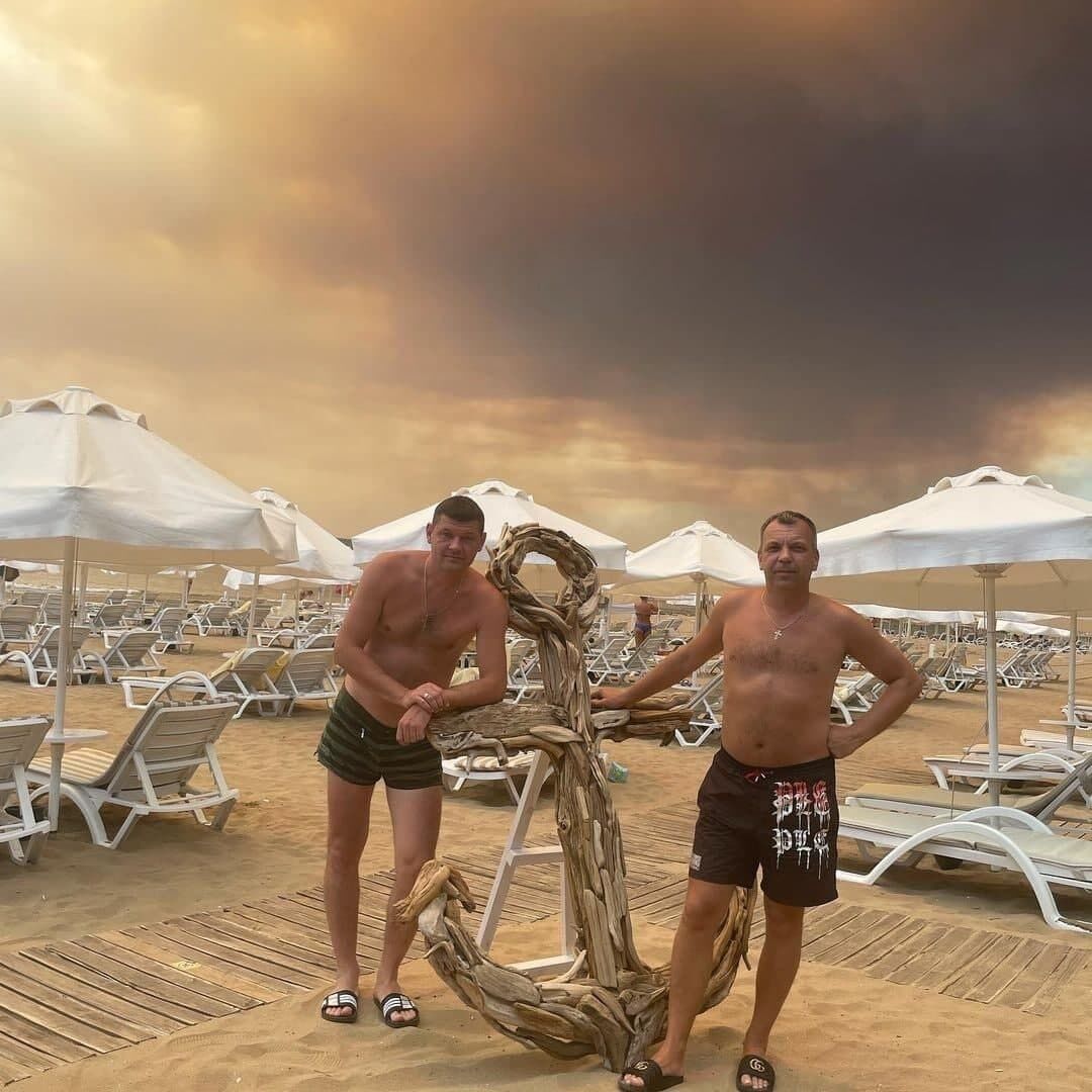 Туристы продолжают отдыхать.