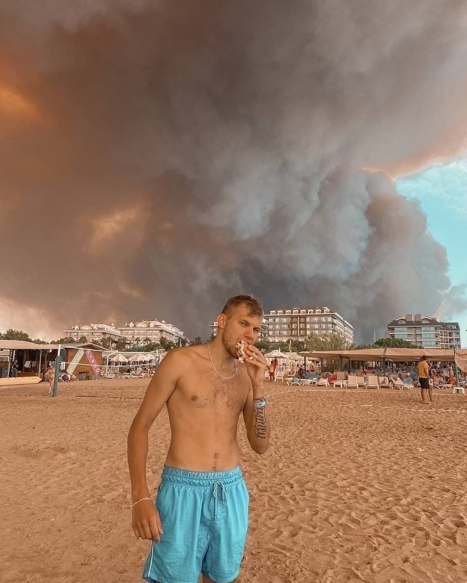 Турист сфотографировался на фоне облака дыма.