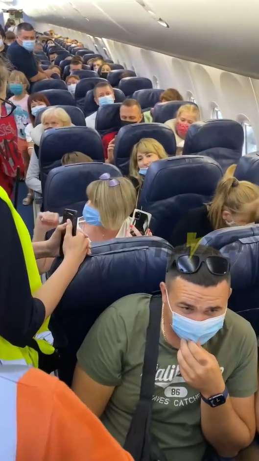 Женщина устроила скандал в самолете. dqxikeidqxidqrant