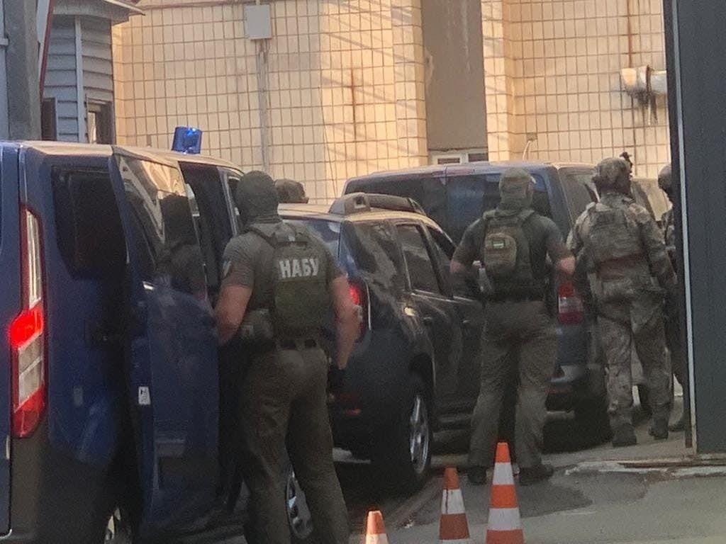 К тюрьме также прибыл спецназ НАБУ.
