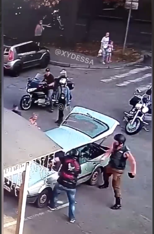 Байкеры громят машину своих "обидчиков". dqxikeidqxidqrant