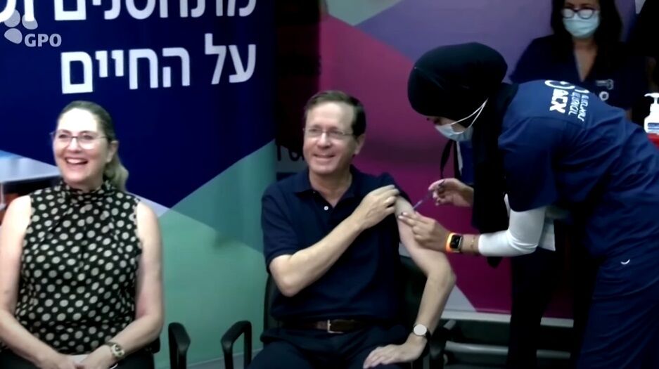 Президент вакцинировался вместе с женой. dqxikeidqxidqeant