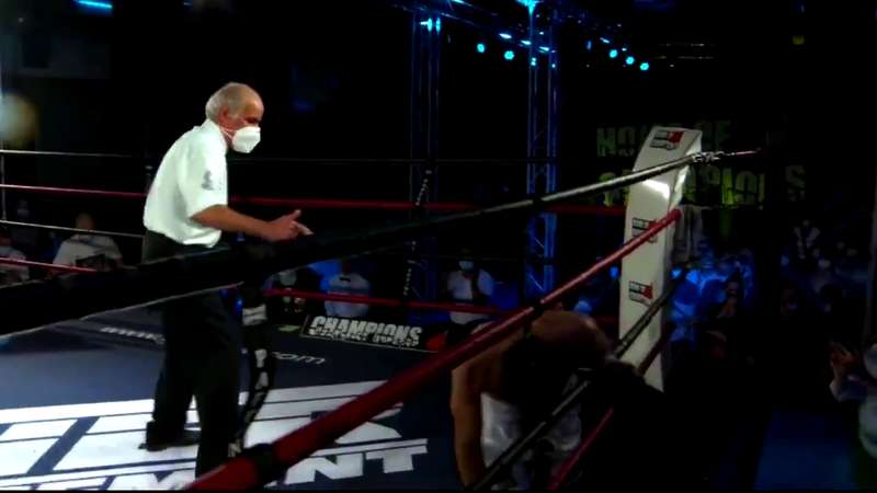 Бой завершился в 3-м раунде