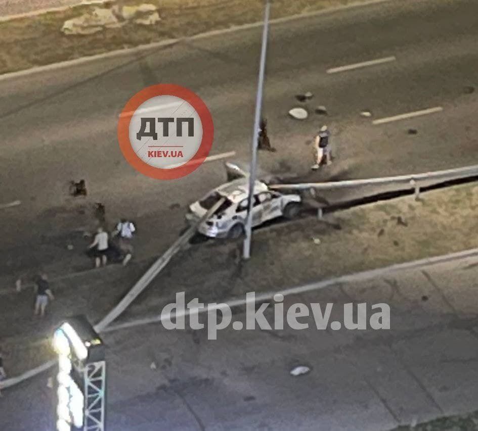 Отбойник пробил машину на сквозь. dqxikeidqxidqrant