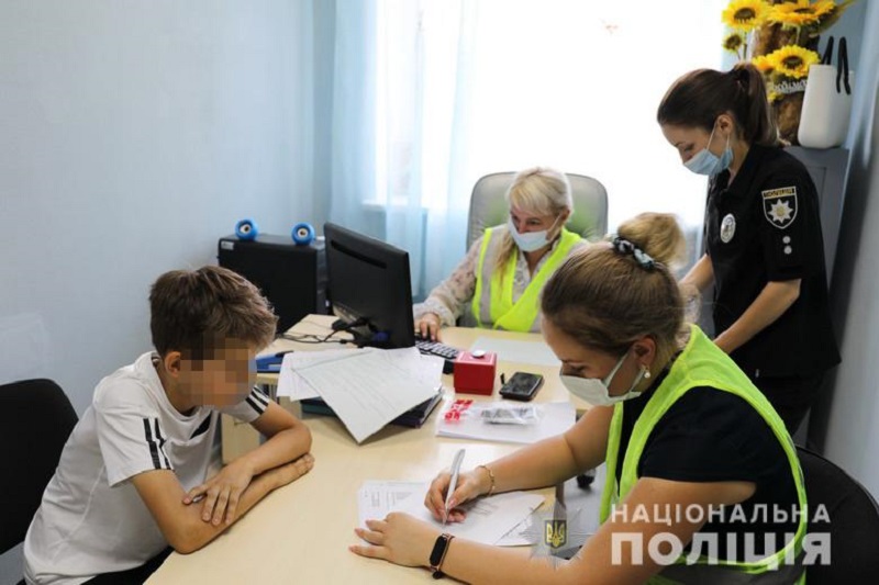 В Киеве подростки избили, бросали камнями и задули газом пенсионера (видео) - 1 - изображение dqxikeidqxidqrant