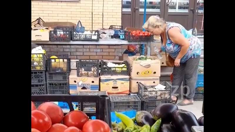 На рынке в Запорожье продавщица плюёт на огурцы, чтобы «освежить» их (видео) - 1 - изображение dqxikeidqxidqrant