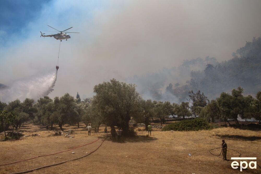 Огонь тушили авиацией.