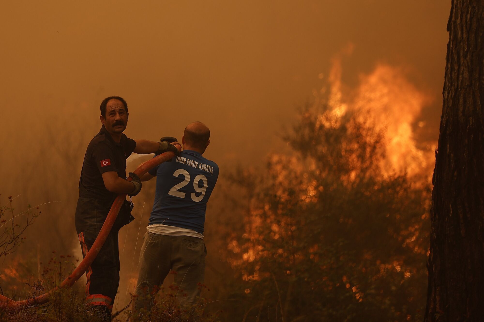 Огонь не могут потушить неделю.