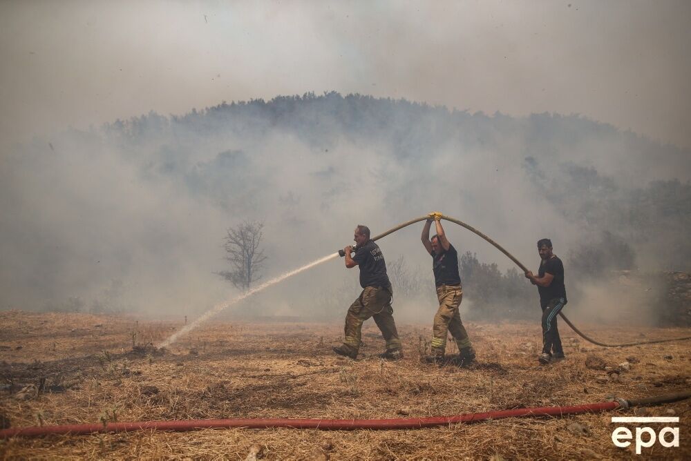 Спасатели продолжают тушить огонь.