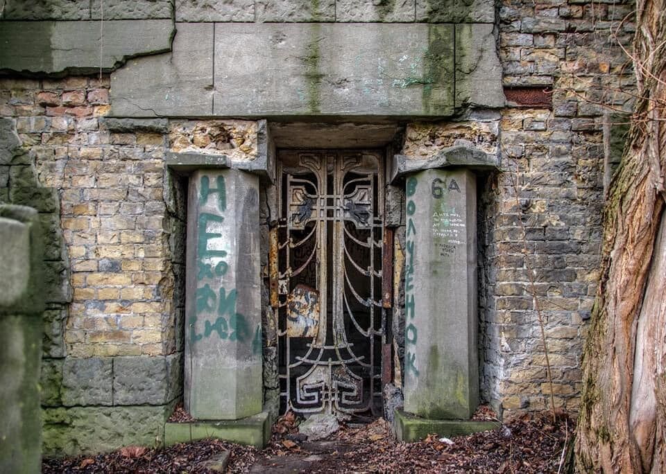 Ограждение выполнена в стиле модерн. dqxikeidqxidqrant