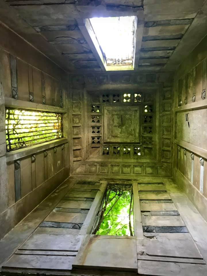 Интерьер склепа.