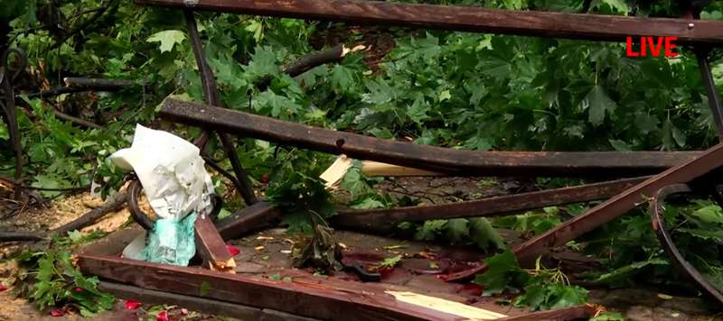 Раздробило скамейку, на которой сидели парень и девушка