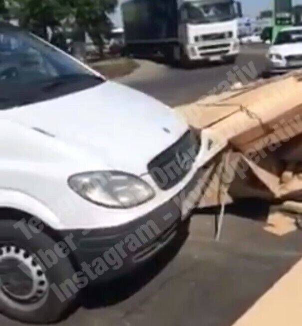 Груз выпал из машины во время движения. dqxikeidqxidqrant