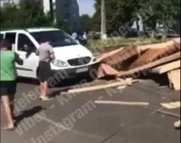 Mercedes получил механические повреждения.