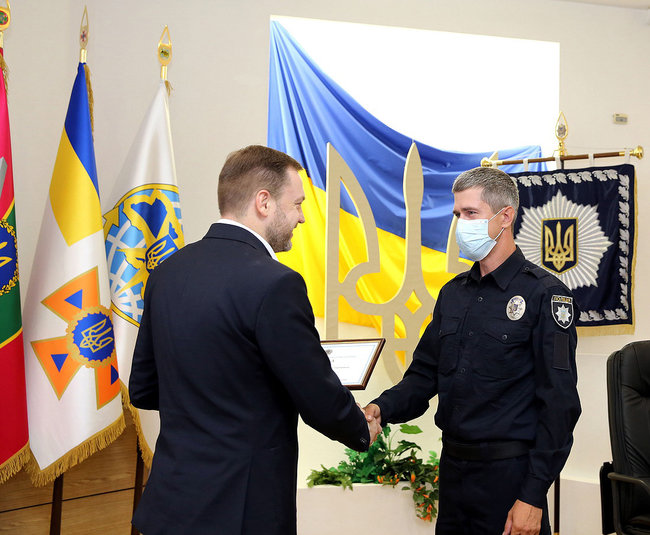 Монастырский наградил полицейских, которые спасли женщину, пытавшуюся выпрыгнуть из окна 02 dqxikeidqxidqrant