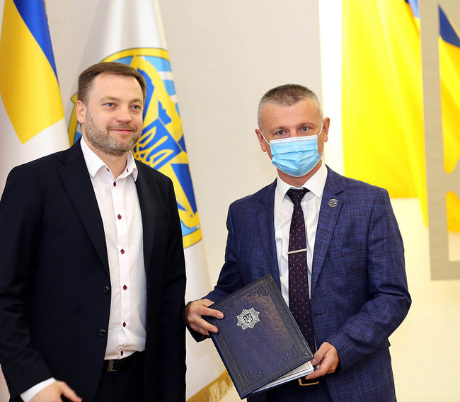 Монастырский наградил полицейских, которые спасли женщину, пытавшуюся выпрыгнуть из окна 04