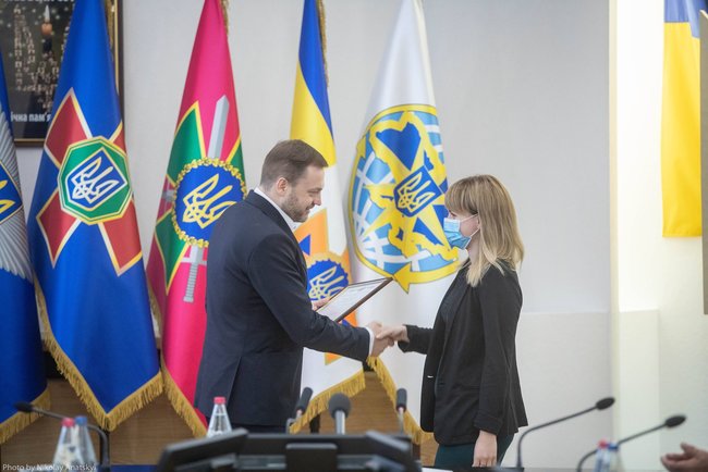 Монастырский наградил полицейских, которые спасли женщину, пытавшуюся выпрыгнуть из окна 05