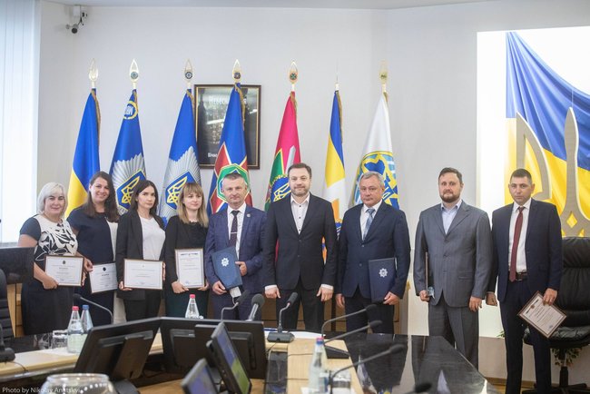 Монастырский наградил полицейских, которые спасли женщину, пытавшуюся выпрыгнуть из окна 06