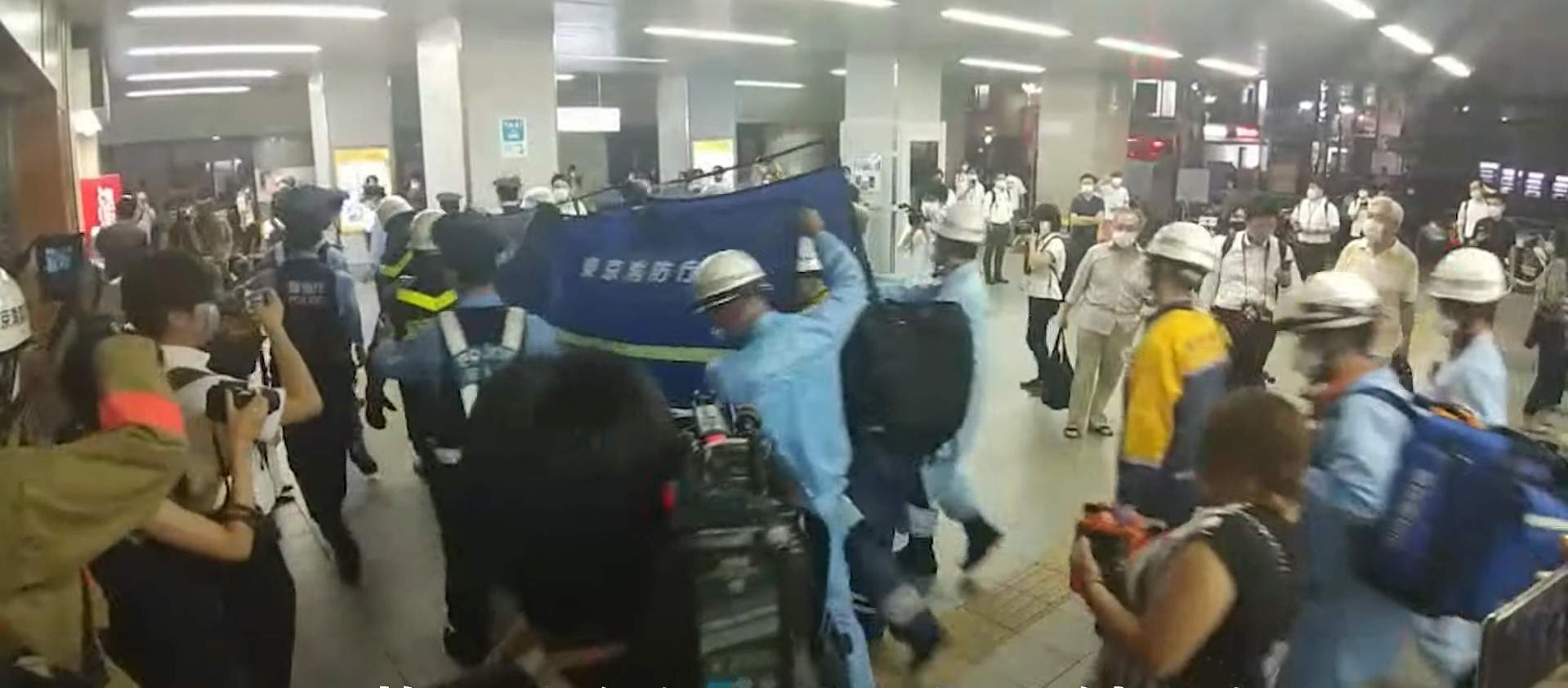 Чоловік з ножем поранив 4 людей у потязі в Токіо dqxikeidqxidqrant