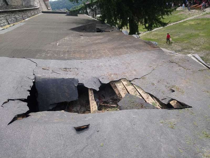 Место, куда упала большая часть конструкции