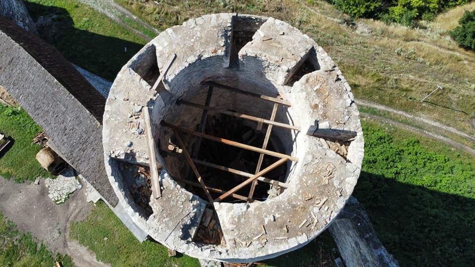 Вид на поврежденный замок с высоты птичьего полета