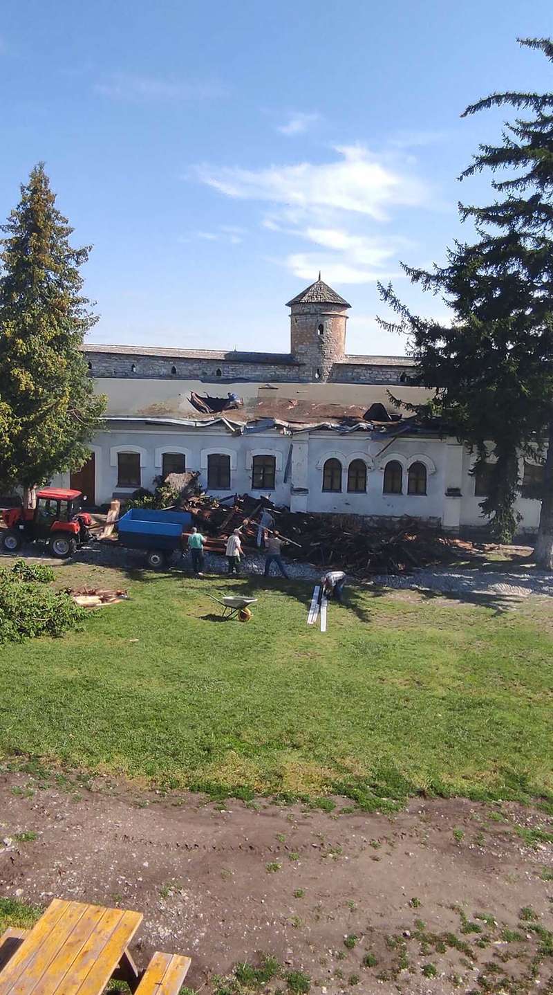 Ветер отнес части сорванной кровли на более чем 25 метров