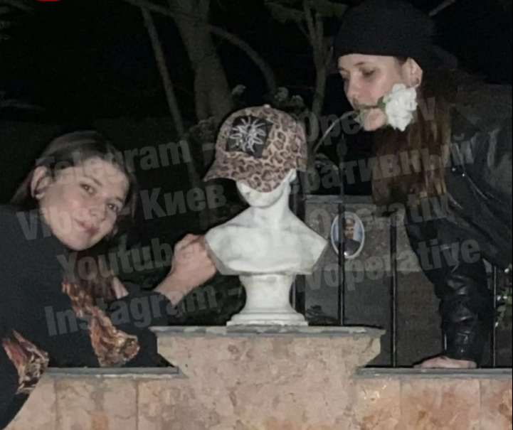 Подростки устроили фотосессию на могилах dqxikeidqxidqeant