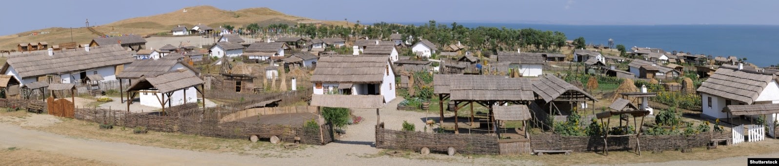 Етнотуристичний комплекс «Атамань» біля станиці Тамань – першого поселення українських козаків на Кубані наприкінці ХVIII століття, які заснували Чорноморське козацьке військо. В музейному комплексі зібрані зразки козацьких будівель з усієї «чорноморської Кубані»