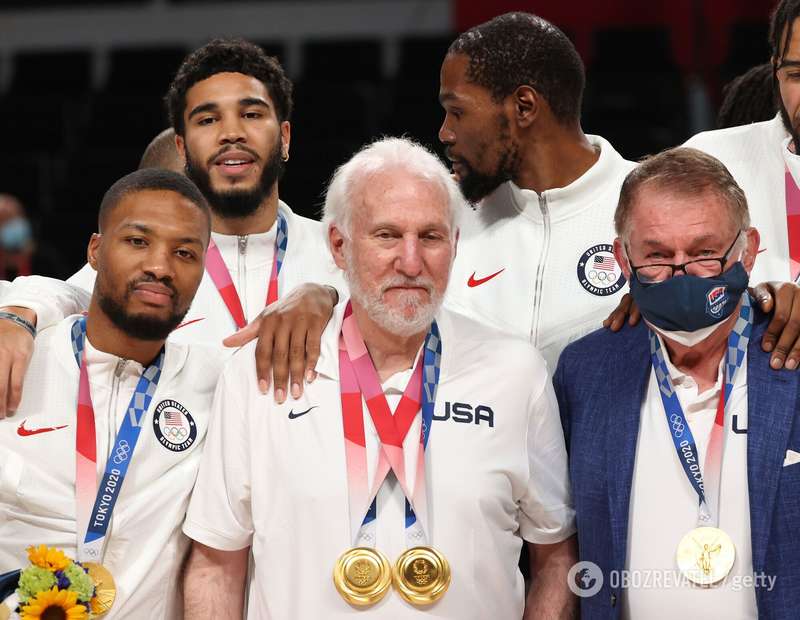 Главный тренер сборной США Грегг Попович (в центре)