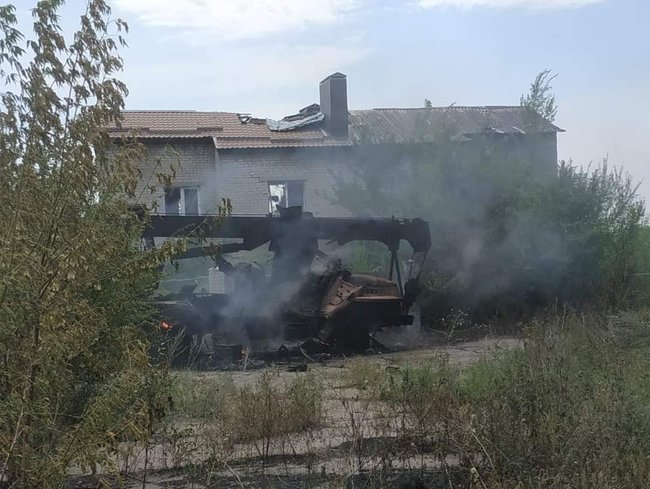 Обнародовано фото обстрелянного российскими наемниками автокрана в н.п. Пески 01 dqxikeidqxidqrant