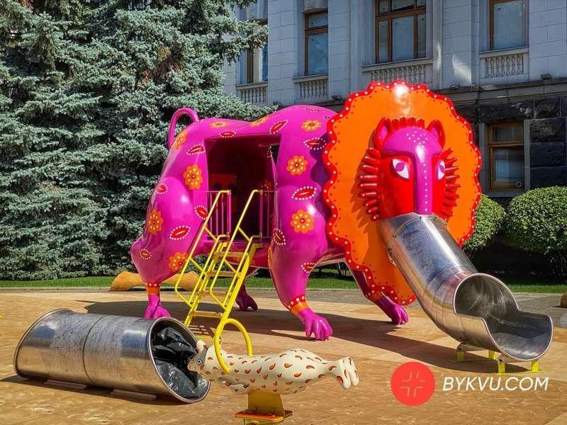 Фигуры зверей возле ОП