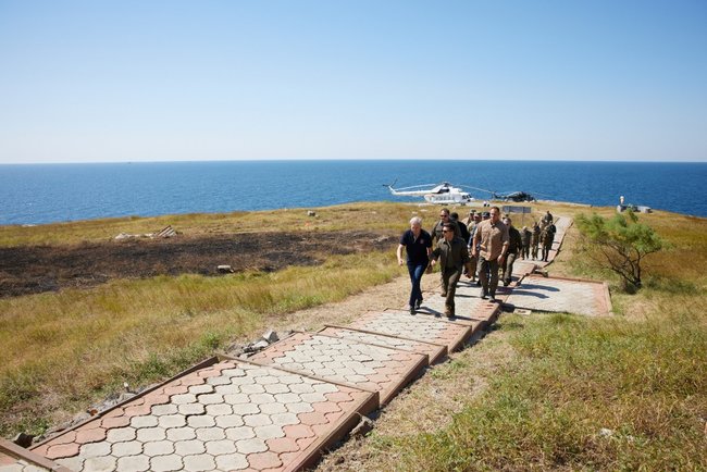 Зеленский понаблюдал за масштабными учениями всех видов и родов войск ВСУ на Николаевщине и пообедал с воинами в солдатской столовой 08