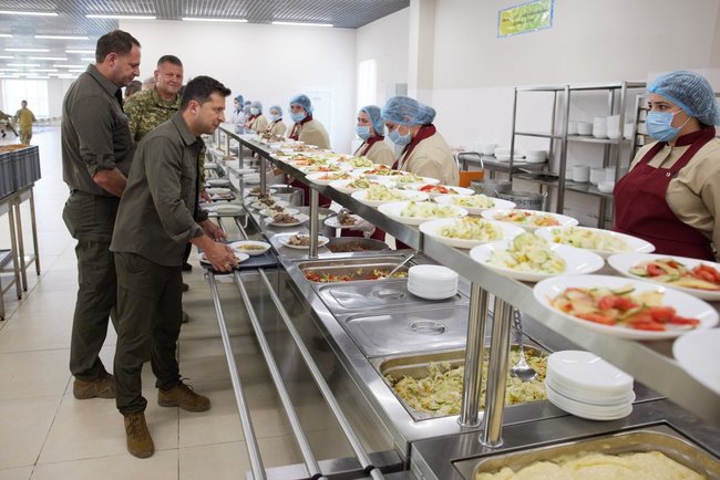 Зеленский понаблюдал за масштабными учениями всех видов и родов войск ВСУ на Николаевщине и пообедал с воинами в солдатской столовой 13