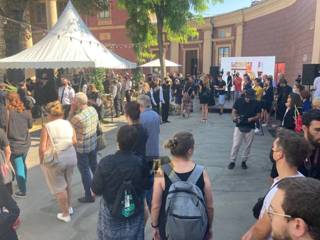 На экране показывают фотографии художника dqxikeidqxidqrant