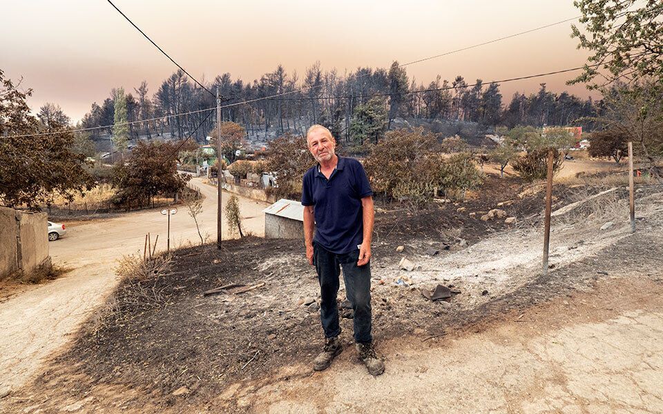 Мужчина остался без дома и работы. dqxikeidqxidqrant