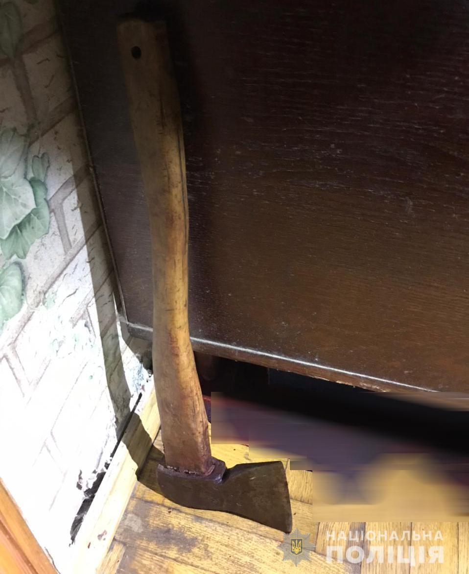 Отмечается, что мужчина зарубил женщин топором