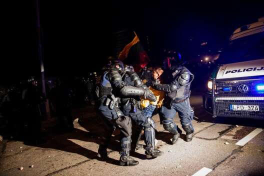 В Литве протестующие против карантина напали на депутатов, пострадали люди-1200x800 dqxikeidqxidqrant