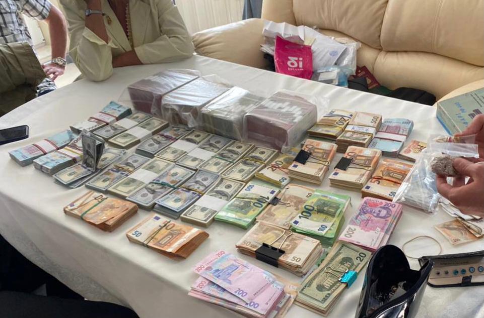 СБУ изъяла около 10 млн грн во время обысков.