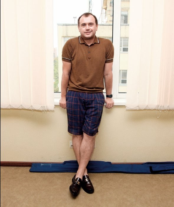 Алекс ЛІССІТСА, 47 років, бізнесмен, експерт з аграрної економіки. Народився 23 квітня 1974-го в селі Тельне Корюківського району Чернігівської області. Батьки працювали в колгоспі. Закінчив Національний університет біоресурсів і природокористування України. А також університет Гумбольдта в Німеччині. Працював в Інституті аграрного розвитку країн Центральної та Східної Європи в німецькому Галле. Створив Український клуб аграрного бізнесу. Генеральний директор ”Індустріальної молочної компанії”. Підприємство котирується на Варшавській фондовій біржі, обробляє 123,9 тисячі гектарів землі на Полтавщині, Сумщині й Чернігівщині, має елеваторні потужності 550 тисяч тонн. Разом із колишнім міністром Кабінету міністрів Дмитром Дубілетом створив онлайн-платформу з продажу землі dobrozem.com.ua. Справжнє ім’я – Олексій Лисиця. Через особливості оформлення закордонних паспортів у ранні пострадянські часи став Алексом Ліссітсею. Так транслітерували з російської на французьку мову. Серед улюблених справ – походи на довгі дистанції. Пройшов дорогою святого Якова – 780 кілометрів із Франції через Іспанію – за 28 днів. Про родину не розповідає dqxikeidqxidqrant